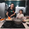 Ashanty memasak di dapur mewah rumahnya