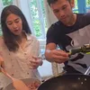 Dian Sastrowardoyo dan Indra memasak bersama