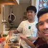 Indra dan anak masak di dapur rumah