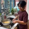 Anak perempuan Dian Sastrowardoyo memasak pasta