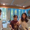 Dian Sastrowardoyo dan anak memasak di dapur