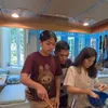 Dian Sastrowardoyo dan keluarga di dapur