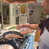 Indra memasak pasta di dapur