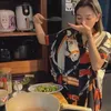 Glenca Chysara cicipi masakan di dapur