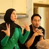 Kabinet Kaca Bertekstur dengan Pencahayaan Dramatis