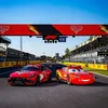 Lightning McQueen bersanding dengan mobil F1