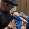 Deddy Corbuzier Gendong Baby Andrew full senyum