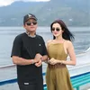Denny Caknan dan Bella Bonita pose unik