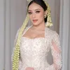 Amanda Zahra pakai kebaya