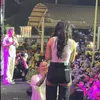 Bravy memasangkan cincin di jari erika