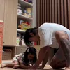 Potret Dion Wiyoko Bikin &#039;Warung&#039; Buat Anak dari Kardus
