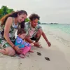 Potret Djiwa Anak Nadine Chandrawinata Main di Laut