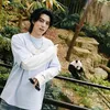 Pose Ramah dengan Panda