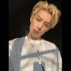 Casual Minimalis dengan Rambut Pirang