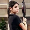 Elif anak Siti KDI pegang raket padel