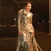 Enzy kenakan busana emas metalik