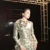 Dipadukan dengan anting besar hitam dengan sentuhan gold