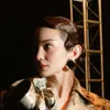 Enzy memilih gaya rambut updo modern dengan lekukan artistik
