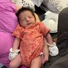 Potret Erika Carlina saat Momong Baby Andrew