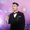 Eza Gionino Terima Penghargaan Aktor FTV Paling Ngetop