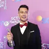 Eza Gionino Terima Penghargaan Aktor FTV Paling Ngetop
