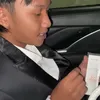 Fajar Membuka Souvenir di Perjalanan Pulang