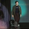Kevin Julio juga tampil keren dengan kaos hitam bertuliskan Kadet, dipadukan dengan jaket olive. Sentuhan kain batik membuat penampilannya makin etnik.