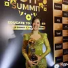 Dara Sarasvati dapat penghargaan