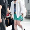 G-Dragon Pakai Hot Pants di Bandara