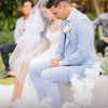 Pada hari Jumat (22/10) kemarin, Jessica Iskandar dan Vincent Verhaag resmi menggelar acara pernikahan. Kini keduanya resmi menyandang status sebagai istri dan suami.