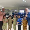 Gala Sky Cosplay Jadi PNS bersama teman dan gurunya