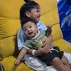 Momen Gala Sky Menggendong Baby Andrew di Pangkuannya