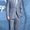 Hyun Bin Pakai Setelan Jas Abu-abu