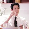 Kim Woo Bin Minum Air