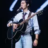 Potret Yu Shi memegang gitar