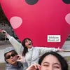 Pose dengan hati besar