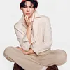 Pose Duduk Santai yang Karismatik