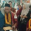 Gus Miftah Penuhi Janji Umrahkan Guru Ngaji