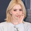 Han So Hee Pegang Hidung