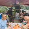 Helmy Yahya Ajak Menantu Koreanya Makan Makanan Kaki Lima