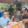 Helmy Yahya Ajak Menantu Koreanya Makan Makanan Kaki Lima