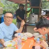 Helmy Yahya Ajak Menantu Koreanya Makan Makanan Kaki Lima