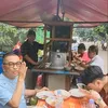 Helmy Yahya Ajak Menantu Koreanya Makan Makanan Kaki Lima