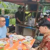 Helmy Yahya Ajak Menantu Koreanya Makan Makanan Kaki Lima