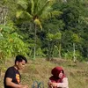 Ayah &amp; ibu Lesti di sawah