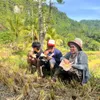Ibu Lesti makan lahap di sawah