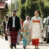  Indah Permatasari Pakai Baju Adat Buton