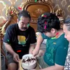 Potret Inul Daratista dan Sang Anak Berikan Kejutan Ulang Tahun Sederhana untuk Mas Adam