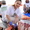 Inul Daratista potong daging.