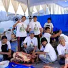 Inul Daratista dan panitia kurban.